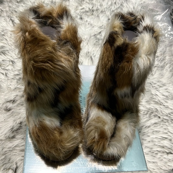 AZALEA WANG NADIANNA BROWN FAUX FUR FLAT BOOTIE 7 - Picture 9 of 14